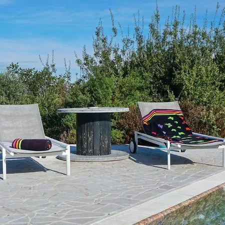 Sleeps 5 Pool Air Con Wifi بيت للعطل